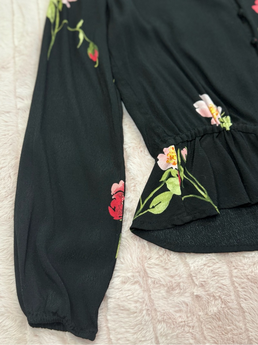 Rails - NWOT Black, Pink, & Red Floral V-Neck Tie-Waist Blouse - Size S - Picture 3 of 6